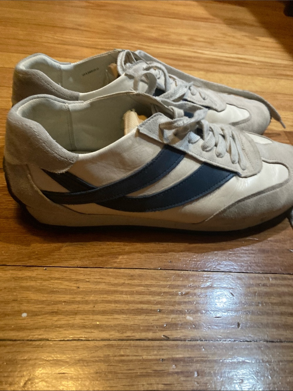 Vince White Leather Sneakers with Navy Side Stripes size 9.5